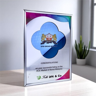 7744 - Wooden Plaque & Trophy