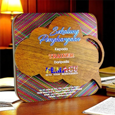 7718 - Wooden Plaque & Trophy