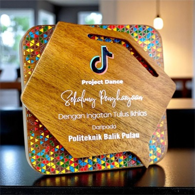 7717 - Wooden Plaque & Trophy