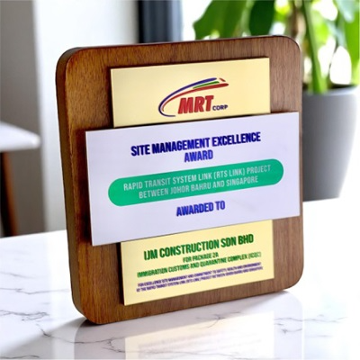 7715 - Wooden Plaque & Trophy