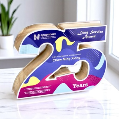 7712 - Wooden Plaque & Trophy