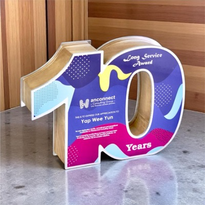 7711 - Wooden Plaque & Trophy