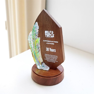 7710 - Wooden Plaque & Trophy