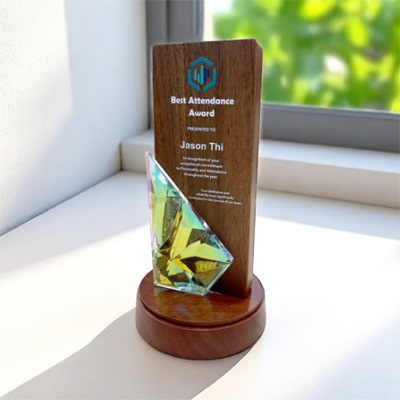 7706 - Wooden Plaque & Trophy