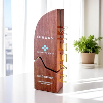 7704 - Wooden Plaque & Trophy