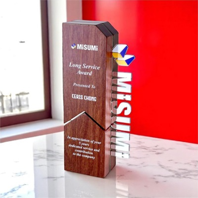 7703 - Wooden Plaque & Trophy