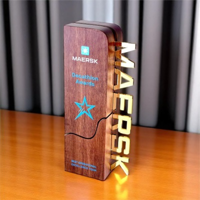 7702 - Wooden Plaque & Trophy