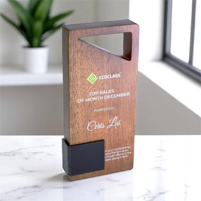 7700 - Wooden Plaque & Trophy