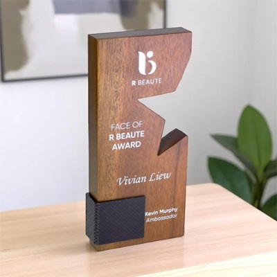 7699 - Wooden Plaque & Trophy