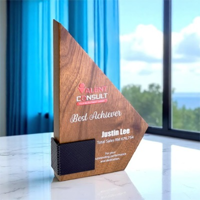 7697 - Wooden Plaque & Trophy