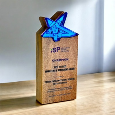 7686 - Wooden Plaque & Trophy