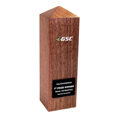 7667 - Wooden Plaque & Trophy