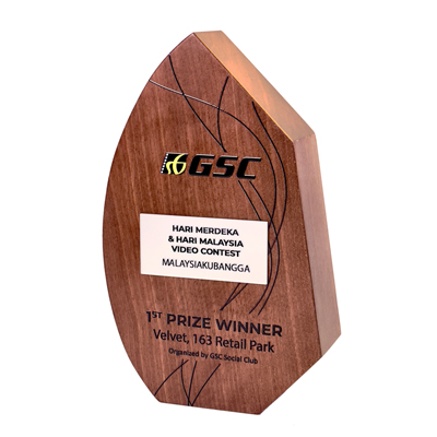 7665 - Wooden Plaque & Trophy