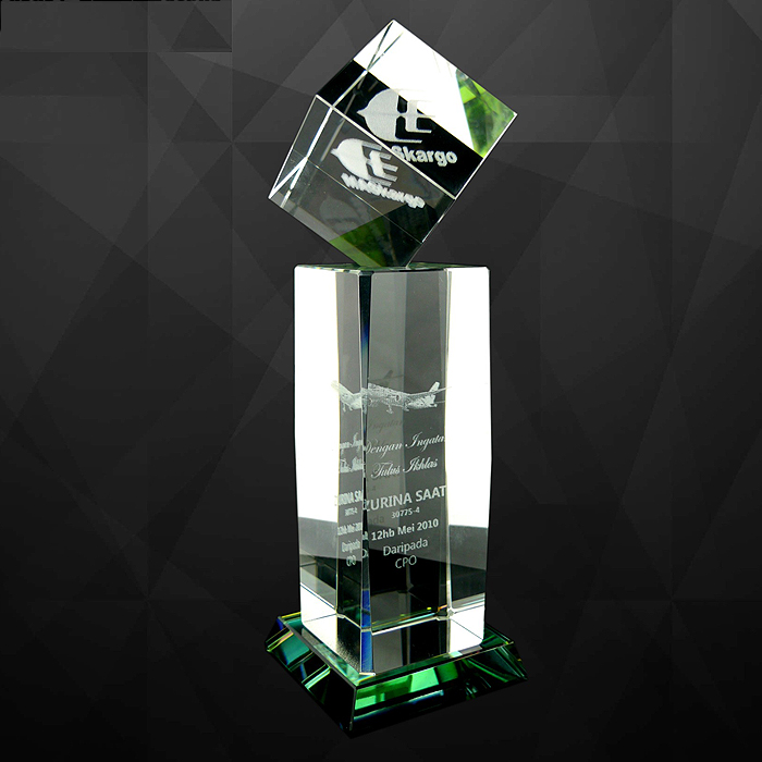 9065 - Exclusive Crystal Cube Trophy